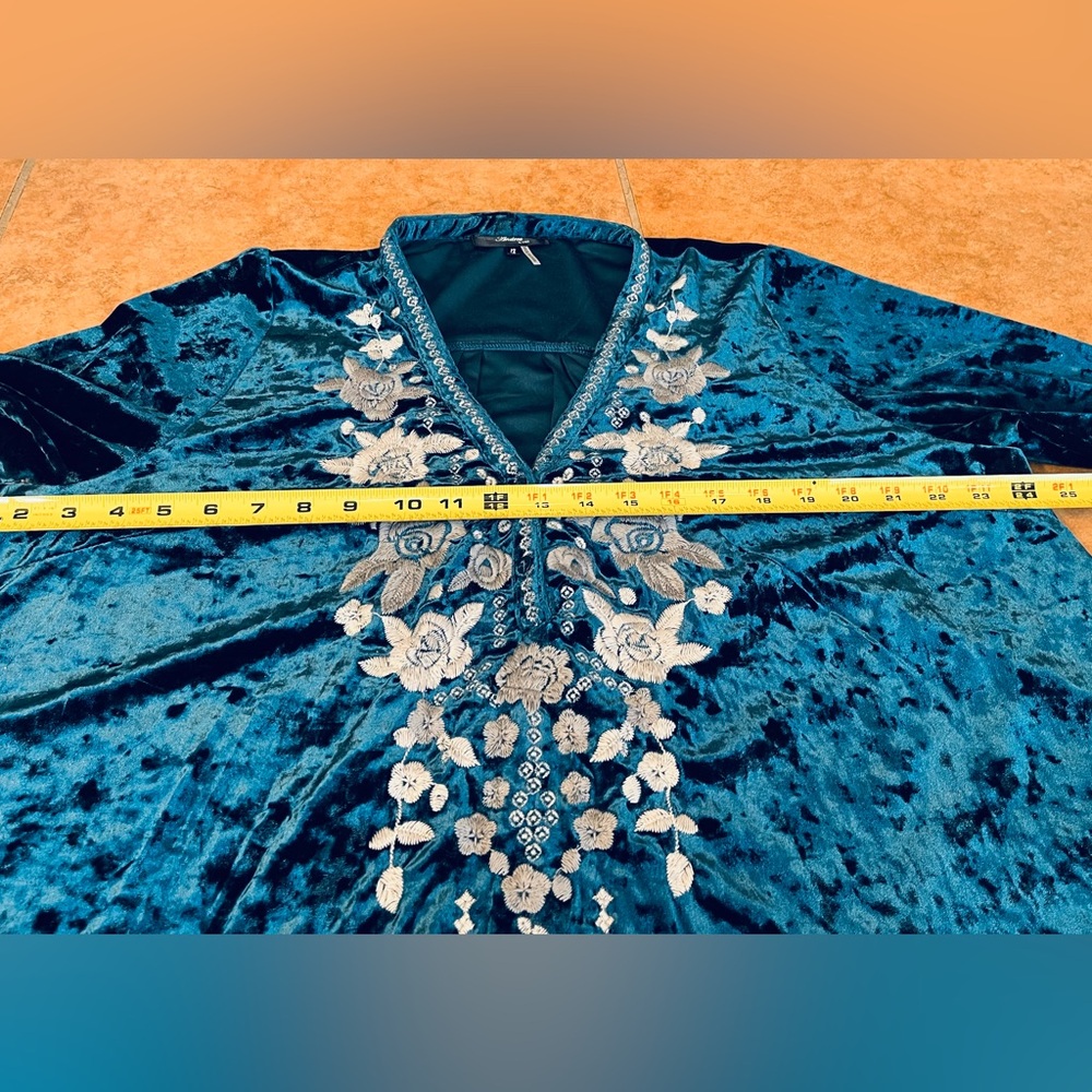 Andree By Unit Teal Velour w/Gray Floral Embroidery Tunic Top Long Sleeve 1X - Picture 5 of 8